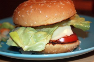 Burger mit Rindfleisch, Salat, Tomaten und Käse