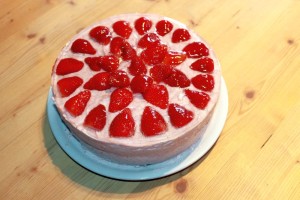 Leckere Torte mit Erdbeeren und Joghurt