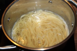 Spaghetti Carbonara mit Obers, Schinken und Ei